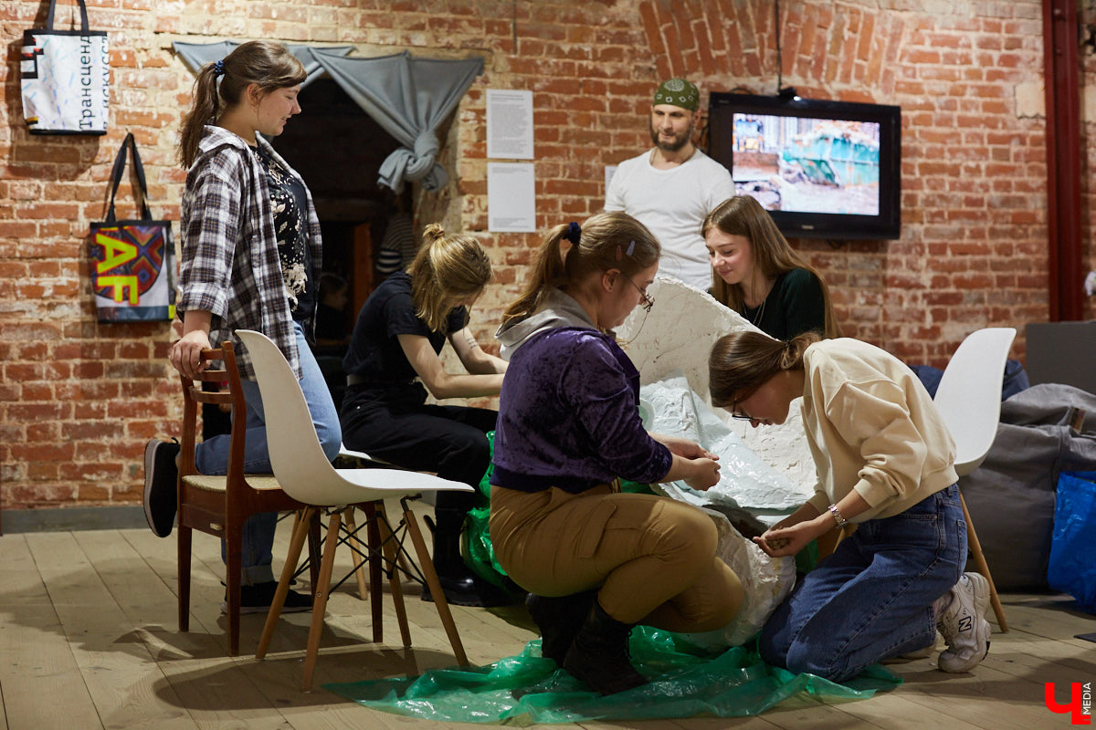 Член Союза художников России Пётр Мавшов вместе со студентами создал необычную скульптуру. Похожая на мрамор, на деле упитанная балерина родилась из массы размоченных яичных упаковок.