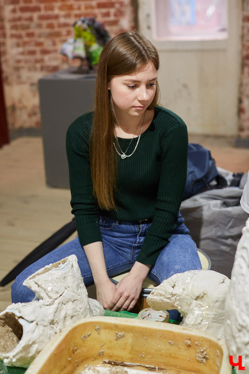 Член Союза художников России Пётр Мавшов вместе со студентами создал необычную скульптуру. Похожая на мрамор, на деле упитанная балерина родилась из массы размоченных яичных упаковок.