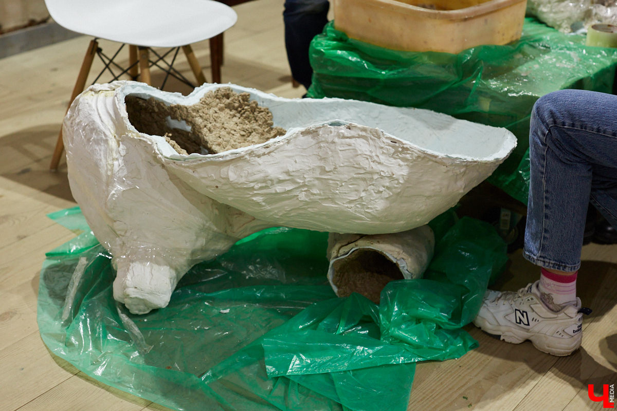 Член Союза художников России Пётр Мавшов вместе со студентами создал необычную скульптуру. Похожая на мрамор, на деле упитанная балерина родилась из массы размоченных яичных упаковок.