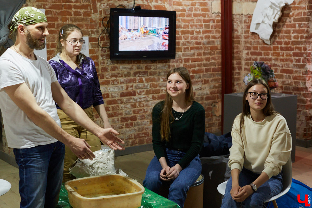 Член Союза художников России Пётр Мавшов вместе со студентами создал необычную скульптуру. Похожая на мрамор, на деле упитанная балерина родилась из массы размоченных яичных упаковок.