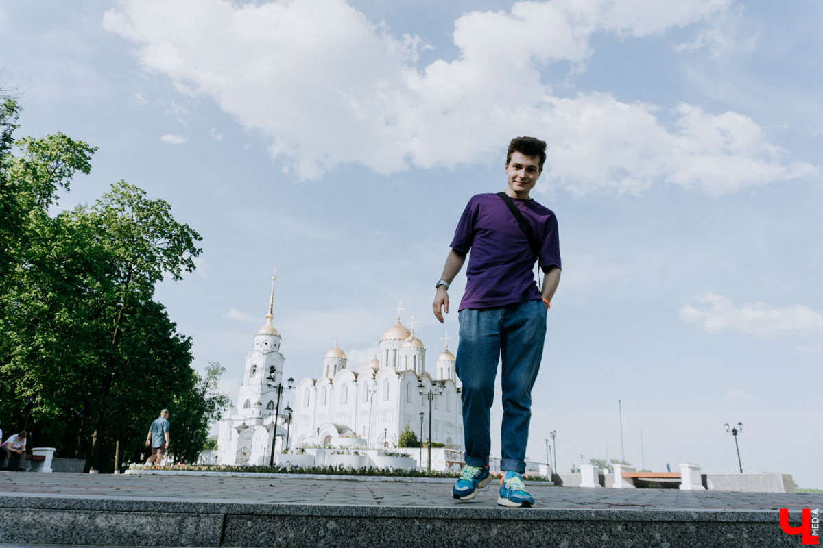 Кроме денег Ваня Бакалейский приносит со смен тонны развлекательного контента, которым наполняет TikTok, и проводит будни в режиме сторис-реалити. Сколько же он заработал за беспрерывные 1 237 часов работы? Читайте в итогах сумасшедшего эксперимента.