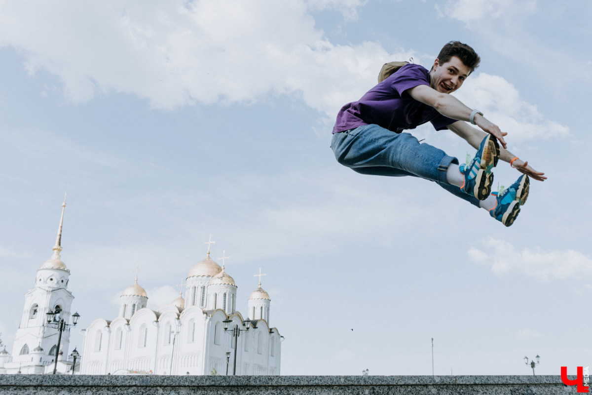 Кроме денег Ваня Бакалейский приносит со смен тонны развлекательного контента, которым наполняет TikTok, и проводит будни в режиме сторис-реалити. Сколько же он заработал за беспрерывные 1 237 часов работы? Читайте в итогах сумасшедшего эксперимента.