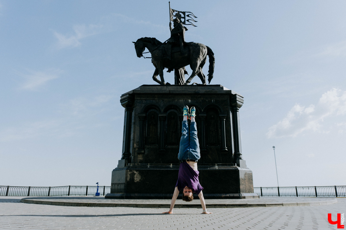 Кроме денег Ваня Бакалейский приносит со смен тонны развлекательного контента, которым наполняет TikTok, и проводит будни в режиме сторис-реалити. Сколько же он заработал за беспрерывные 1 237 часов работы? Читайте в итогах сумасшедшего эксперимента.