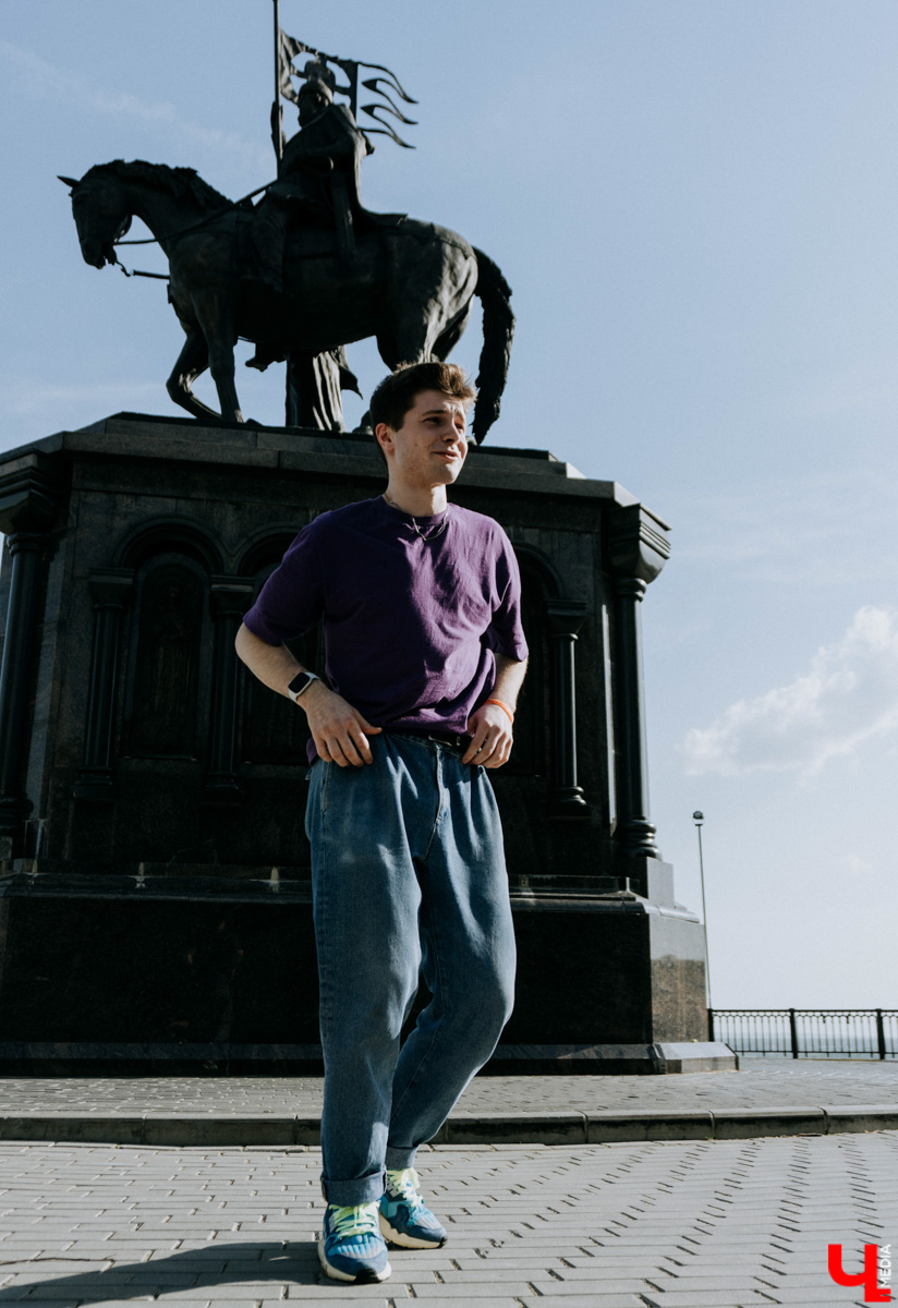 Кроме денег Ваня Бакалейский приносит со смен тонны развлекательного контента, которым наполняет TikTok, и проводит будни в режиме сторис-реалити. Сколько же он заработал за беспрерывные 1 237 часов работы? Читайте в итогах сумасшедшего эксперимента.