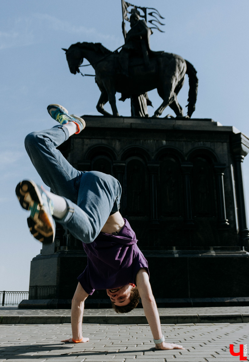 Кроме денег Ваня Бакалейский приносит со смен тонны развлекательного контента, которым наполняет TikTok, и проводит будни в режиме сторис-реалити. Сколько же он заработал за беспрерывные 1 237 часов работы? Читайте в итогах сумасшедшего эксперимента.