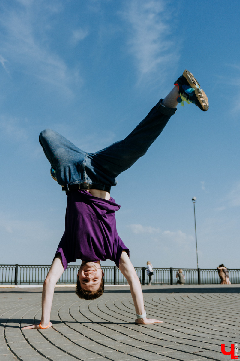 Кроме денег Ваня Бакалейский приносит со смен тонны развлекательного контента, которым наполняет TikTok, и проводит будни в режиме сторис-реалити. Сколько же он заработал за беспрерывные 1 237 часов работы? Читайте в итогах сумасшедшего эксперимента.