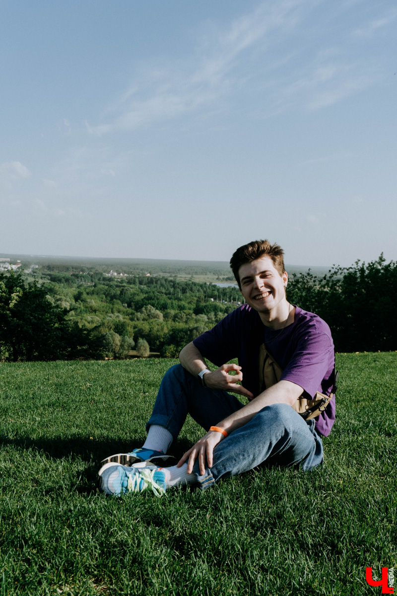 Кроме денег Ваня Бакалейский приносит со смен тонны развлекательного контента, которым наполняет TikTok, и проводит будни в режиме сторис-реалити. Сколько же он заработал за беспрерывные 1 237 часов работы? Читайте в итогах сумасшедшего эксперимента.