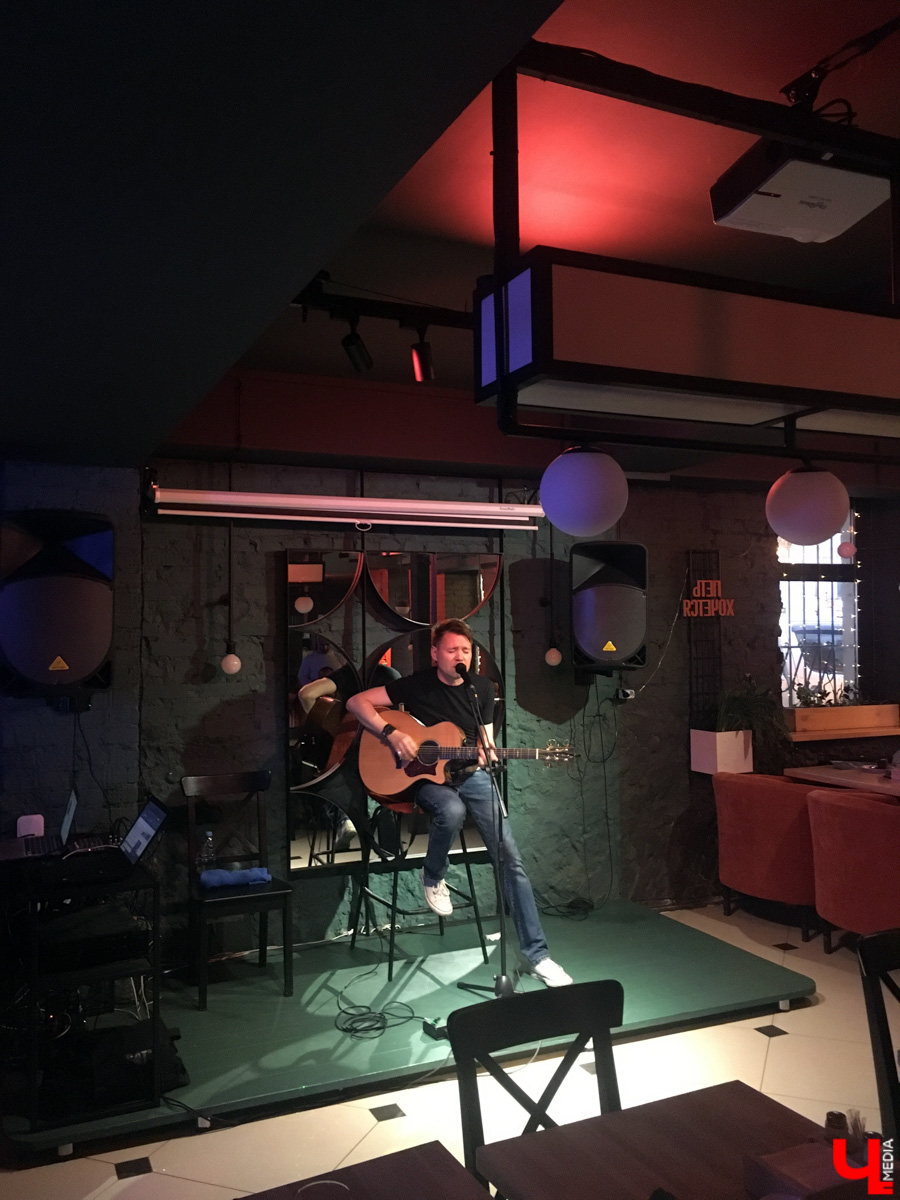 21 мая во Владимир с акустическим концертом пожаловал Макс ИвАнов – солист и лидер питерской группы «Торба-на-Круче».