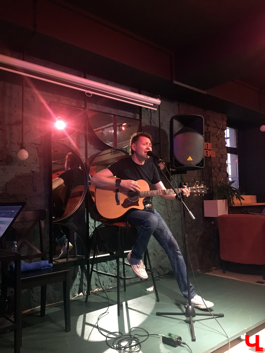 21 мая во Владимир с акустическим концертом пожаловал Макс ИвАнов – солист и лидер питерской группы «Торба-на-Круче».