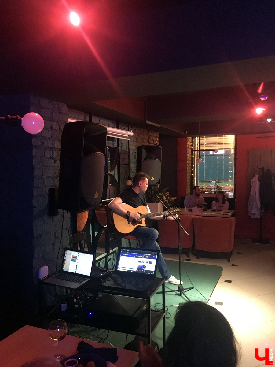 21 мая во Владимир с акустическим концертом пожаловал Макс ИвАнов – солист и лидер питерской группы «Торба-на-Круче».