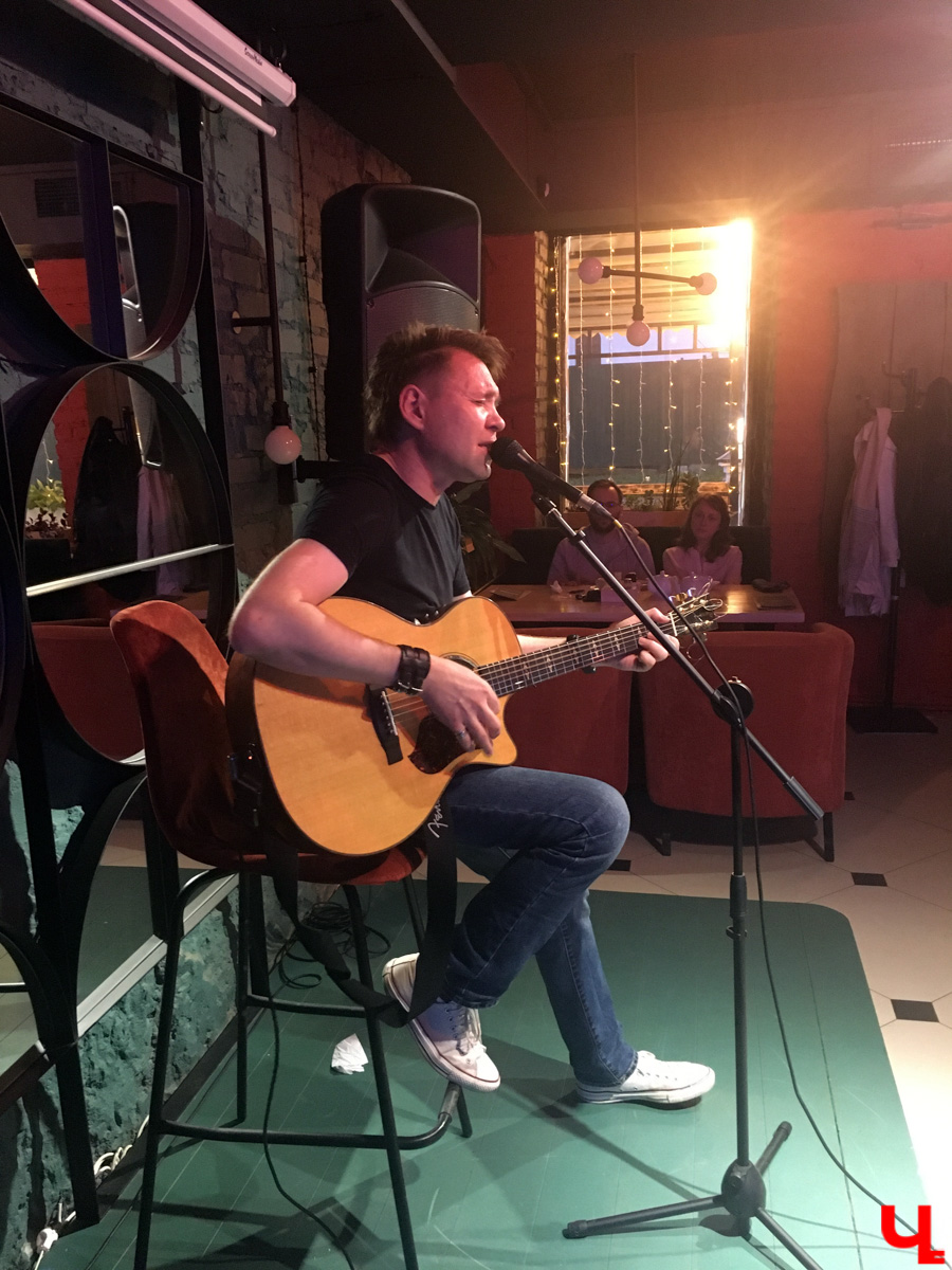 21 мая во Владимир с акустическим концертом пожаловал Макс ИвАнов – солист и лидер питерской группы «Торба-на-Круче».