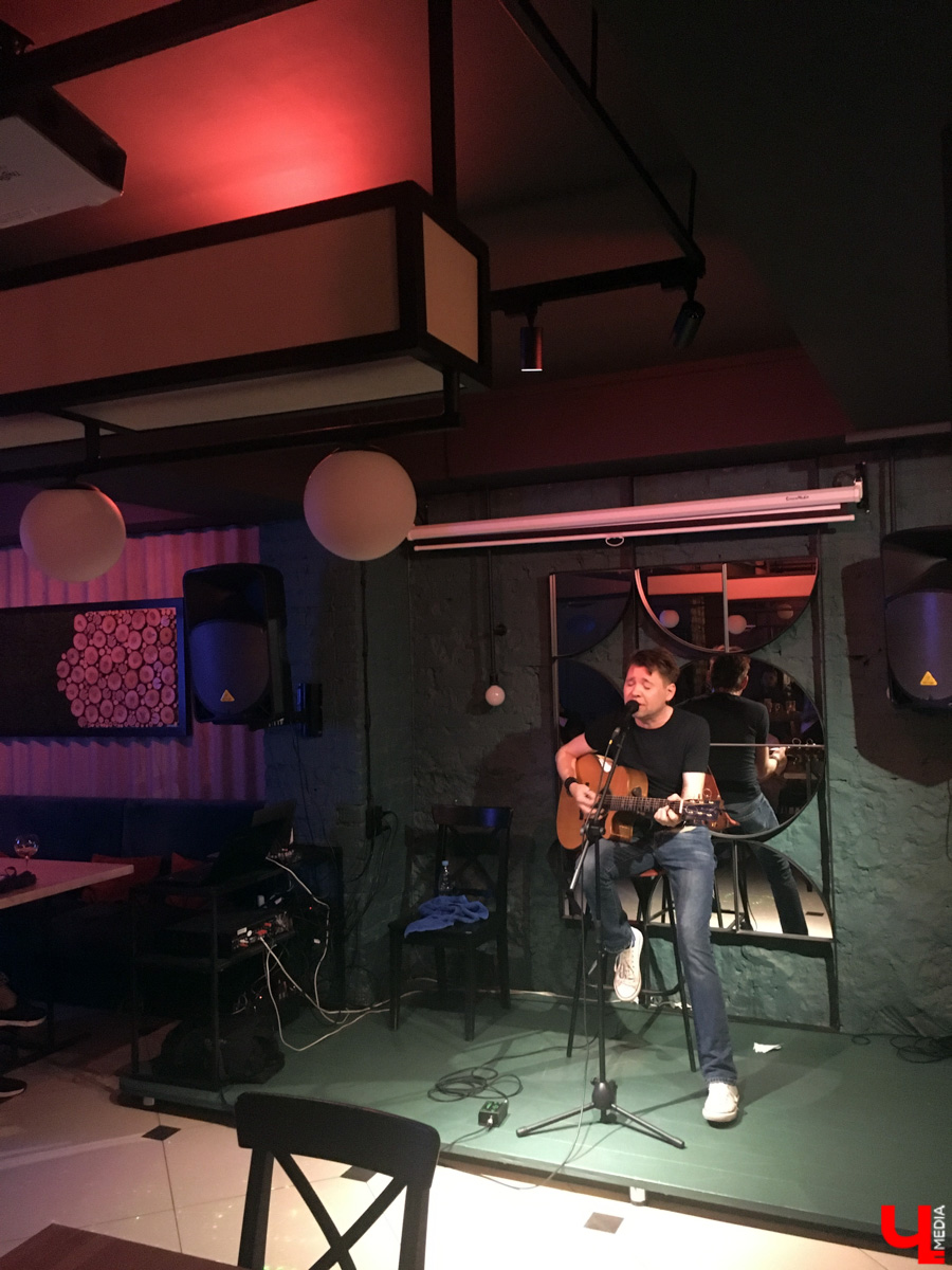 21 мая во Владимир с акустическим концертом пожаловал Макс ИвАнов – солист и лидер питерской группы «Торба-на-Круче».