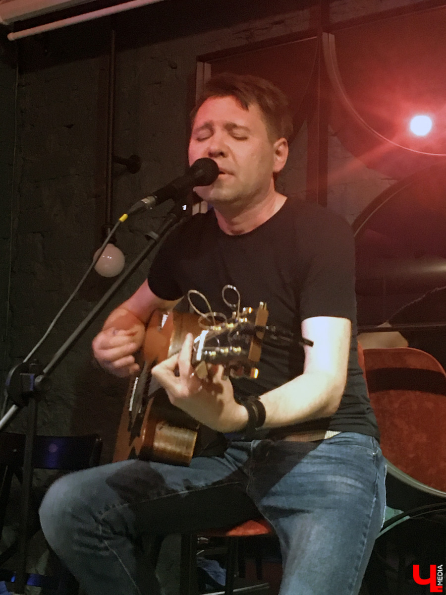 21 мая во Владимир с акустическим концертом пожаловал Макс ИвАнов – солист и лидер питерской группы «Торба-на-Круче».