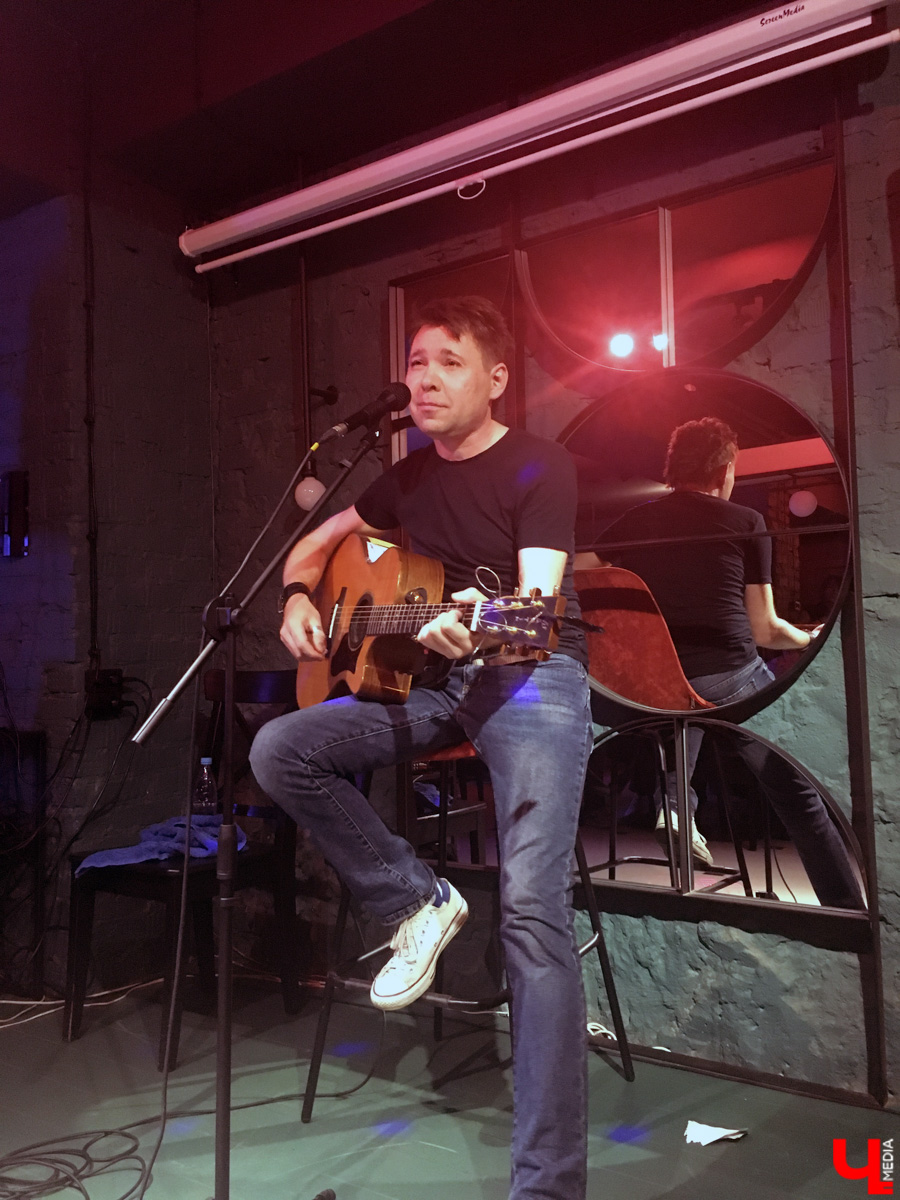 21 мая во Владимир с акустическим концертом пожаловал Макс ИвАнов – солист и лидер питерской группы «Торба-на-Круче».