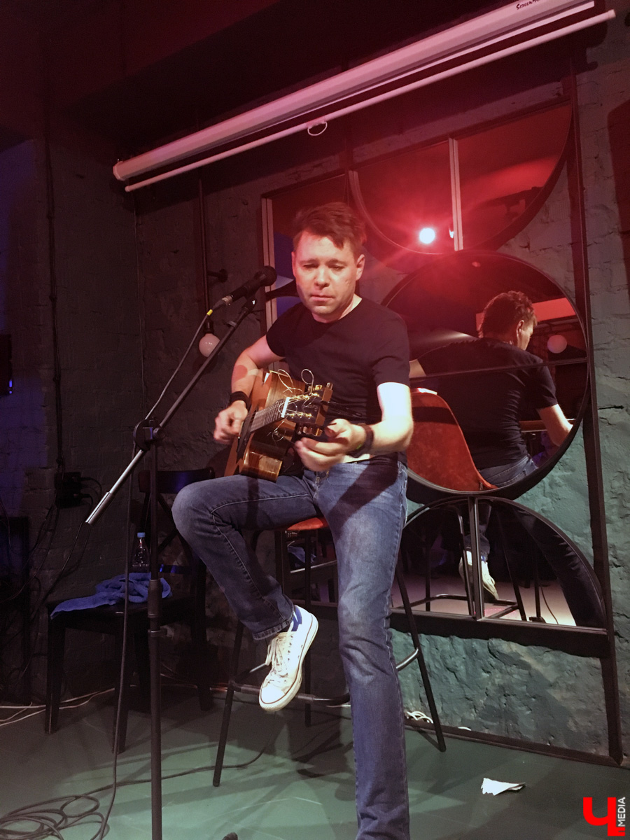 21 мая во Владимир с акустическим концертом пожаловал Макс ИвАнов – солист и лидер питерской группы «Торба-на-Круче».