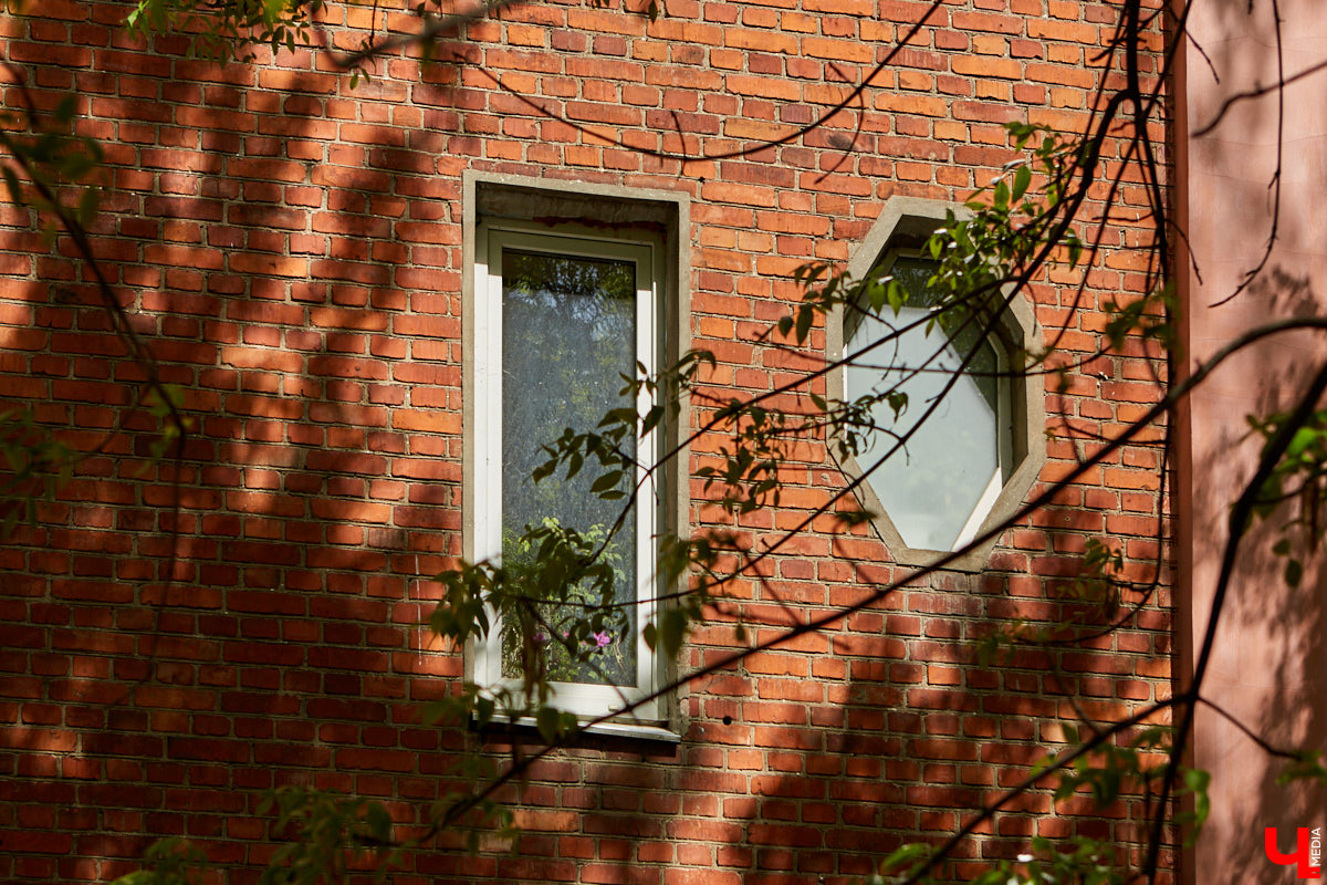 Особый подход к освещению, много стекла и геометрии: о конструктивизме как о стиле, формирующем систему нового быта, рассказала член Союза архитекторов России Людмила Басманова. А «Ключ-Медиа» собрал топ-7 местных зданий-примеров.