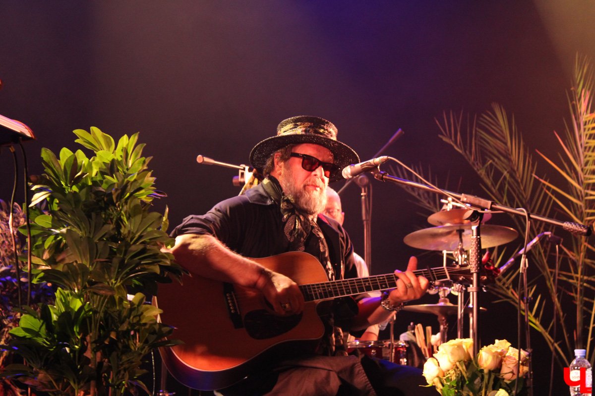 Борис Гребенщиков, как хорошее вино, с годами становится все лучше. Убедиться в этом мы могли заочно, в конце прошлого года, послушав новый (просто замечательный!) альбом группы «Аквариум» «Тор», а 23 мая — воочию, на концерте, который мэтр русского рока дал в Art Hall.