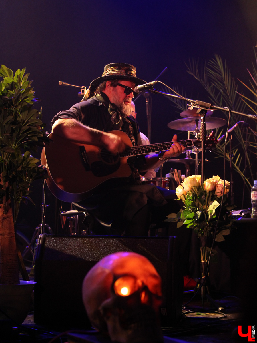 Борис Гребенщиков, как хорошее вино, с годами становится все лучше. Убедиться в этом мы могли заочно, в конце прошлого года, послушав новый (просто замечательный!) альбом группы «Аквариум» «Тор», а 23 мая — воочию, на концерте, который мэтр русского рока дал в Art Hall.