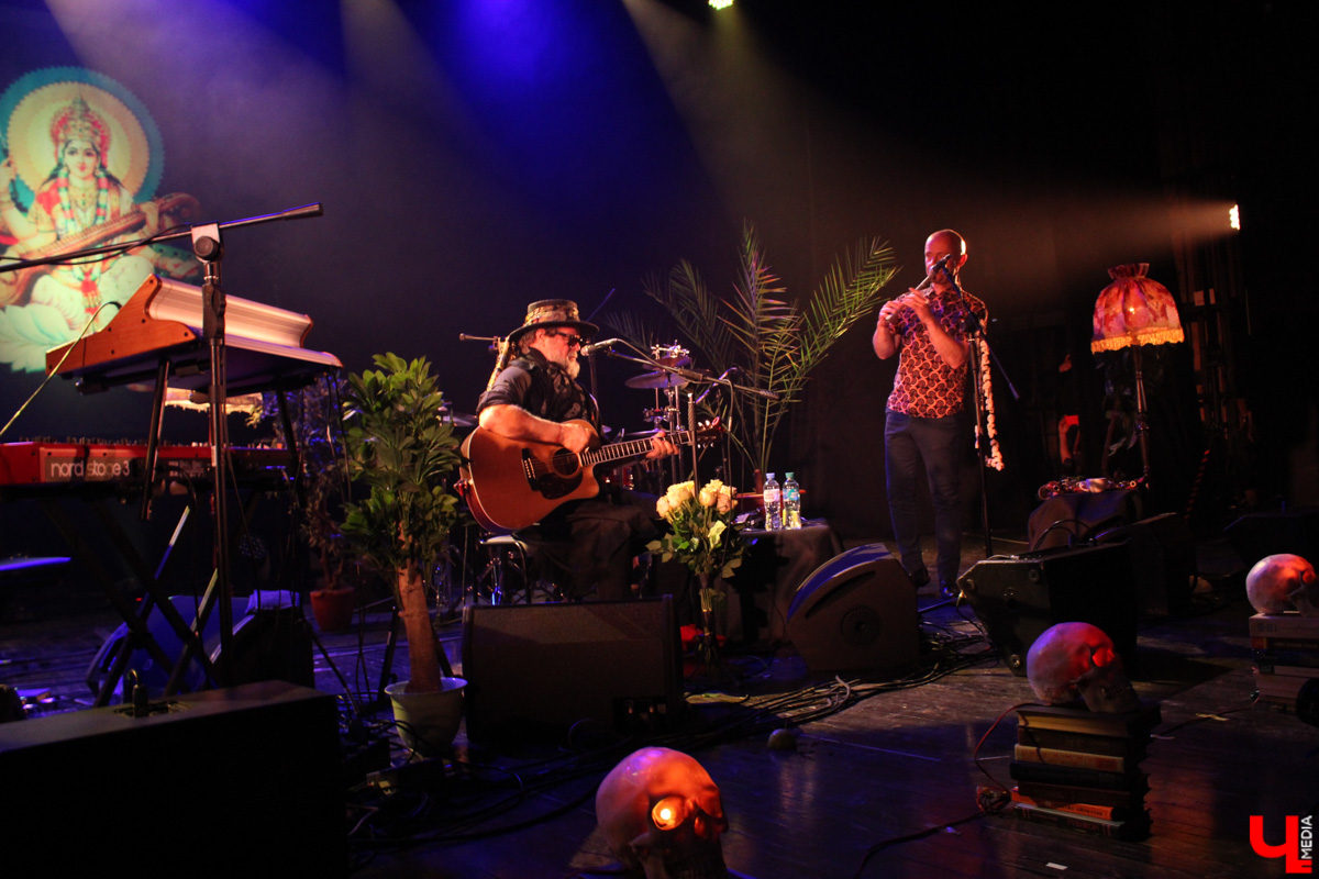 Борис Гребенщиков, как хорошее вино, с годами становится все лучше. Убедиться в этом мы могли заочно, в конце прошлого года, послушав новый (просто замечательный!) альбом группы «Аквариум» «Тор», а 23 мая — воочию, на концерте, который мэтр русского рока дал в Art Hall.