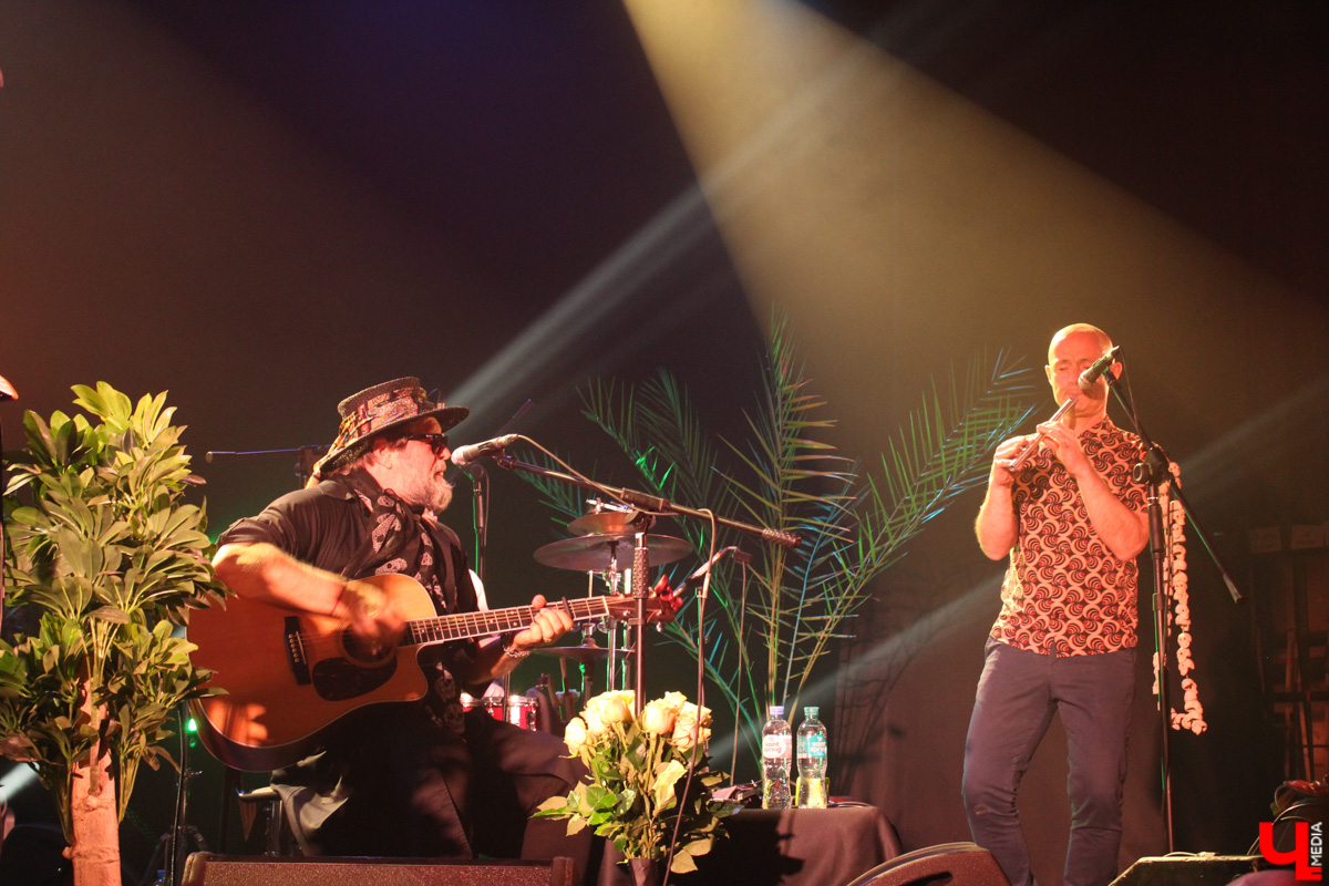 Борис Гребенщиков, как хорошее вино, с годами становится все лучше. Убедиться в этом мы могли заочно, в конце прошлого года, послушав новый (просто замечательный!) альбом группы «Аквариум» «Тор», а 23 мая — воочию, на концерте, который мэтр русского рока дал в Art Hall.