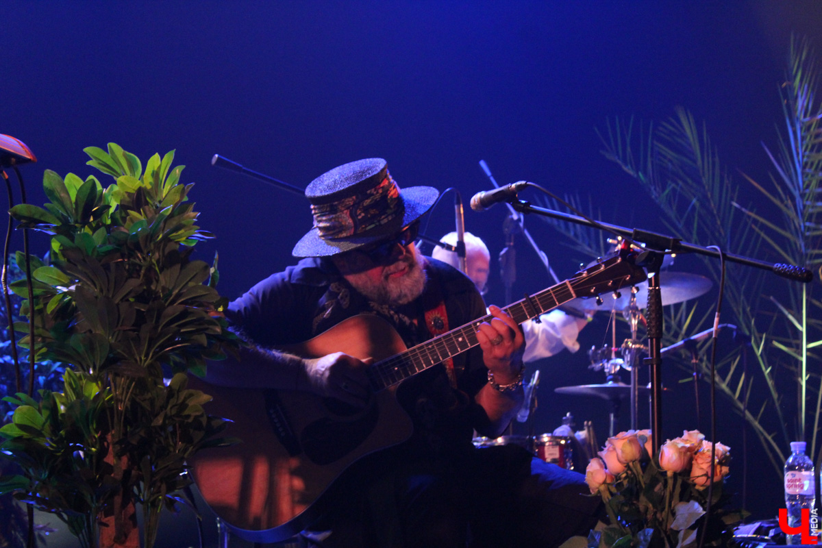 Борис Гребенщиков, как хорошее вино, с годами становится все лучше. Убедиться в этом мы могли заочно, в конце прошлого года, послушав новый (просто замечательный!) альбом группы «Аквариум» «Тор», а 23 мая — воочию, на концерте, который мэтр русского рока дал в Art Hall.