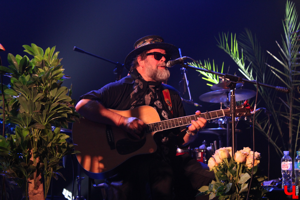 Борис Гребенщиков, как хорошее вино, с годами становится все лучше. Убедиться в этом мы могли заочно, в конце прошлого года, послушав новый (просто замечательный!) альбом группы «Аквариум» «Тор», а 23 мая — воочию, на концерте, который мэтр русского рока дал в Art Hall.