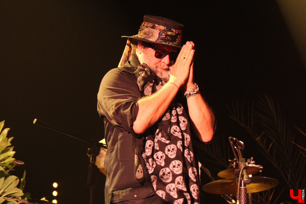 Борис Гребенщиков, как хорошее вино, с годами становится все лучше. Убедиться в этом мы могли заочно, в конце прошлого года, послушав новый (просто замечательный!) альбом группы «Аквариум» «Тор», а 23 мая — воочию, на концерте, который мэтр русского рока дал в Art Hall.