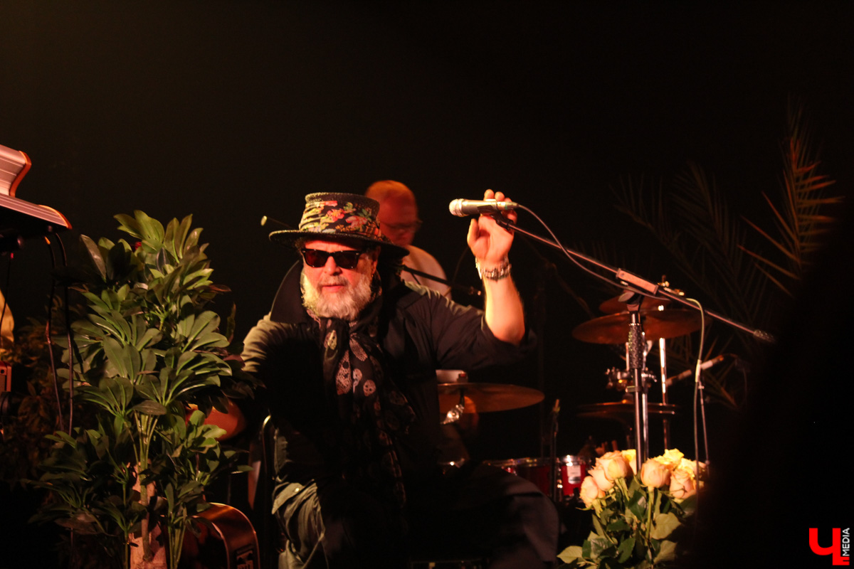 Борис Гребенщиков, как хорошее вино, с годами становится все лучше. Убедиться в этом мы могли заочно, в конце прошлого года, послушав новый (просто замечательный!) альбом группы «Аквариум» «Тор», а 23 мая — воочию, на концерте, который мэтр русского рока дал в Art Hall.