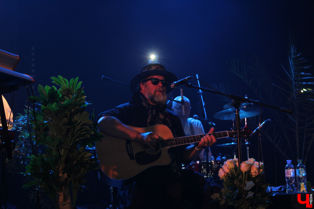 Борис Гребенщиков, как хорошее вино, с годами становится все лучше. Убедиться в этом мы могли заочно, в конце прошлого года, послушав новый (просто замечательный!) альбом группы «Аквариум» «Тор», а 23 мая — воочию, на концерте, который мэтр русского рока дал в Art Hall.