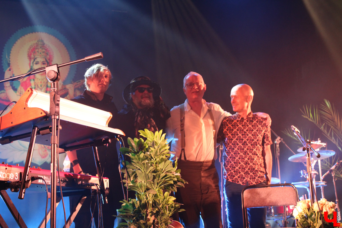 Борис Гребенщиков, как хорошее вино, с годами становится все лучше. Убедиться в этом мы могли заочно, в конце прошлого года, послушав новый (просто замечательный!) альбом группы «Аквариум» «Тор», а 23 мая — воочию, на концерте, который мэтр русского рока дал в Art Hall.