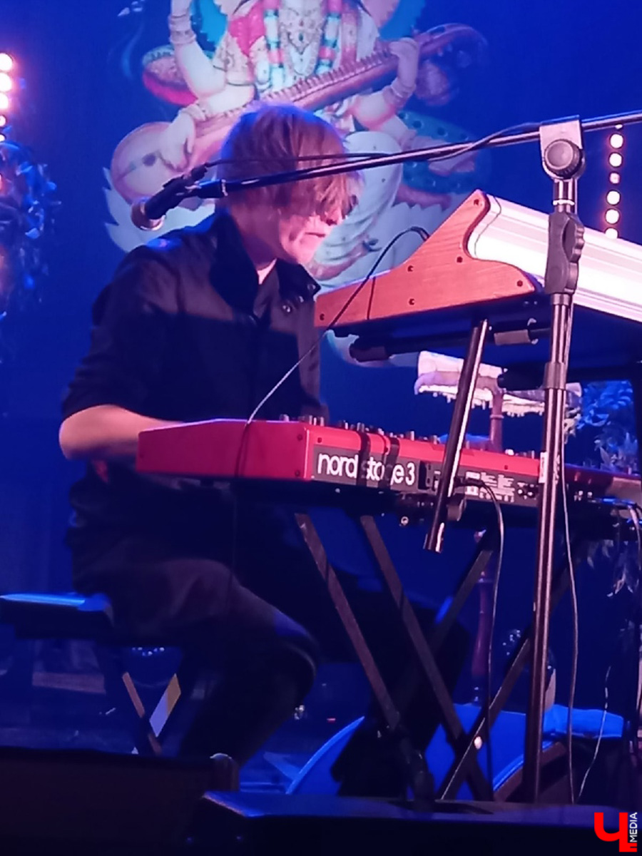 Борис Гребенщиков, как хорошее вино, с годами становится все лучше. Убедиться в этом мы могли заочно, в конце прошлого года, послушав новый (просто замечательный!) альбом группы «Аквариум» «Тор», а 23 мая — воочию, на концерте, который мэтр русского рока дал в Art Hall.