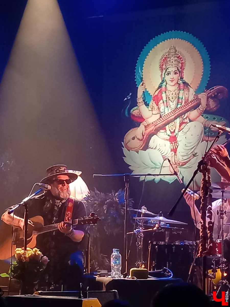 Борис Гребенщиков, как хорошее вино, с годами становится все лучше. Убедиться в этом мы могли заочно, в конце прошлого года, послушав новый (просто замечательный!) альбом группы «Аквариум» «Тор», а 23 мая — воочию, на концерте, который мэтр русского рока дал в Art Hall.