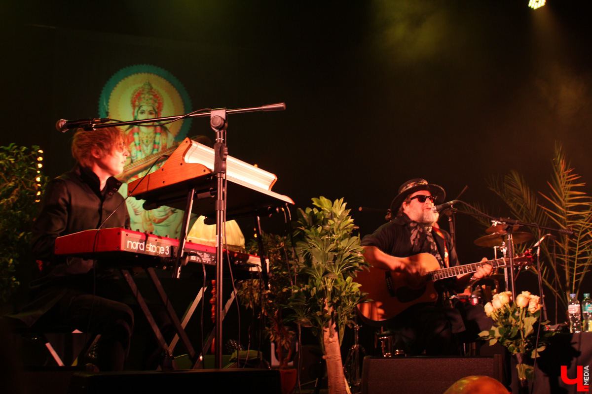 Борис Гребенщиков, как хорошее вино, с годами становится все лучше. Убедиться в этом мы могли заочно, в конце прошлого года, послушав новый (просто замечательный!) альбом группы «Аквариум» «Тор», а 23 мая — воочию, на концерте, который мэтр русского рока дал в Art Hall.