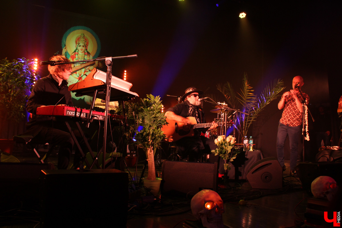 Борис Гребенщиков, как хорошее вино, с годами становится все лучше. Убедиться в этом мы могли заочно, в конце прошлого года, послушав новый (просто замечательный!) альбом группы «Аквариум» «Тор», а 23 мая — воочию, на концерте, который мэтр русского рока дал в Art Hall.