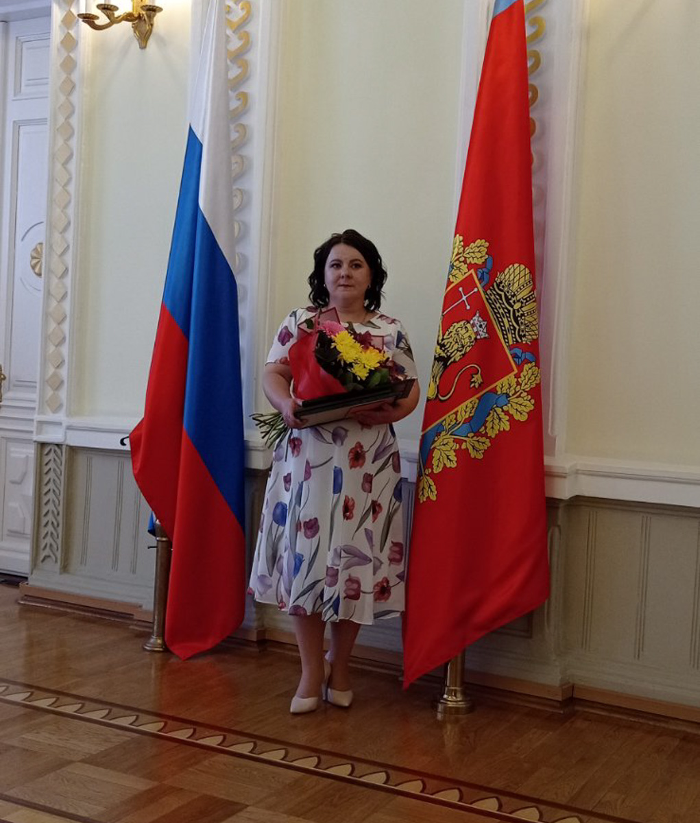 Победительницей регионального конкурса «Педагог года 2021» стала преподаватель английского языка Екатерина Кузнецова из города Гусь-Хрустальный. Мы побеседовали с учительницей и узнали о том, благодаря кому она одержала победу, устраивает ли ее зарплата и как на современном языке она объясняет детям, зачем им английский.