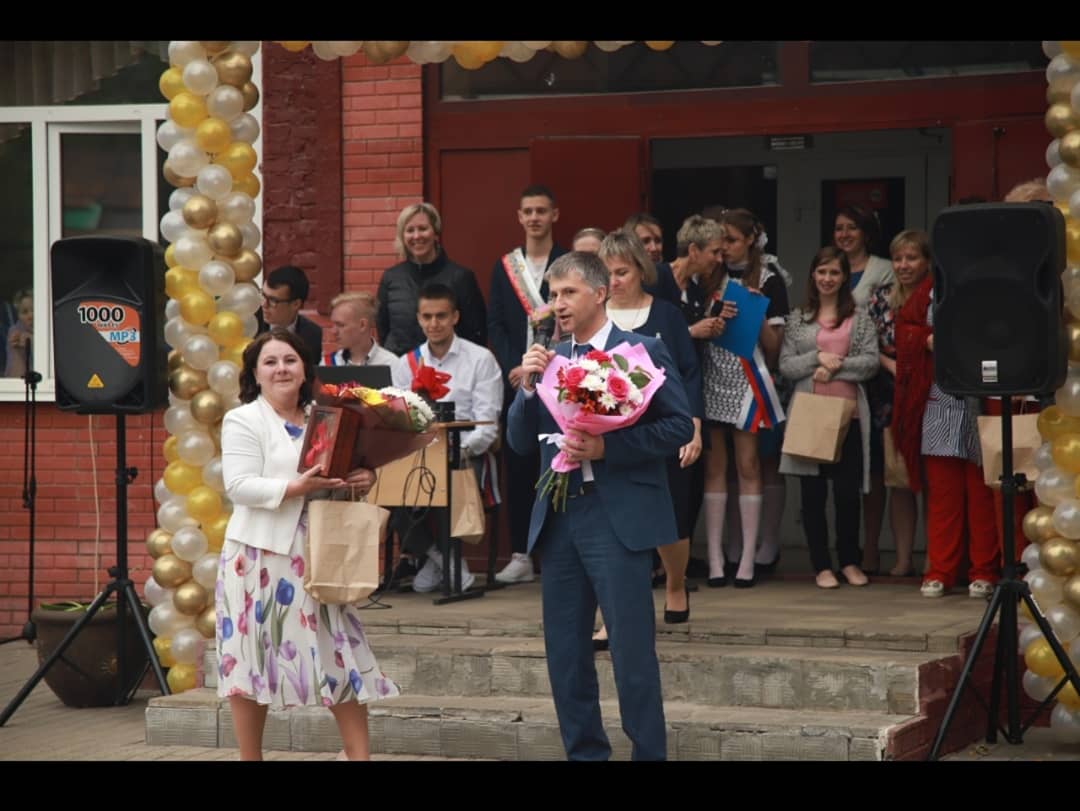 Победительницей регионального конкурса «Педагог года 2021» стала преподаватель английского языка Екатерина Кузнецова из города Гусь-Хрустальный. Мы побеседовали с учительницей и узнали о том, благодаря кому она одержала победу, устраивает ли ее зарплата и как на современном языке она объясняет детям, зачем им английский.