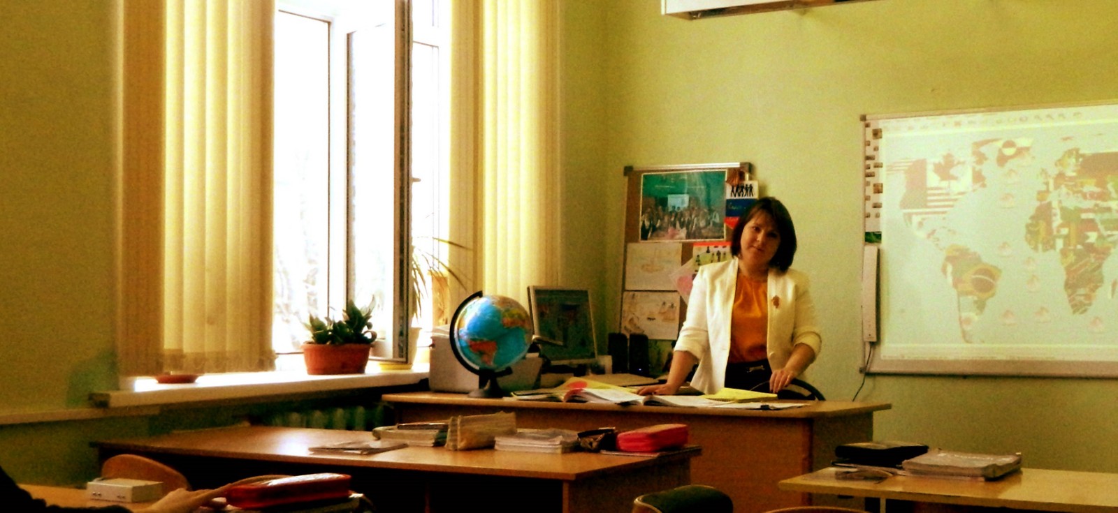 Победительницей регионального конкурса «Педагог года 2021» стала преподаватель английского языка Екатерина Кузнецова из города Гусь-Хрустальный. Мы побеседовали с учительницей и узнали о том, благодаря кому она одержала победу, устраивает ли ее зарплата и как на современном языке она объясняет детям, зачем им английский.