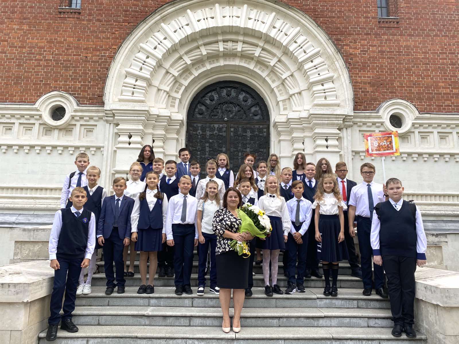 Победительницей регионального конкурса «Педагог года 2021» стала преподаватель английского языка Екатерина Кузнецова из города Гусь-Хрустальный. Мы побеседовали с учительницей и узнали о том, благодаря кому она одержала победу, устраивает ли ее зарплата и как на современном языке она объясняет детям, зачем им английский.