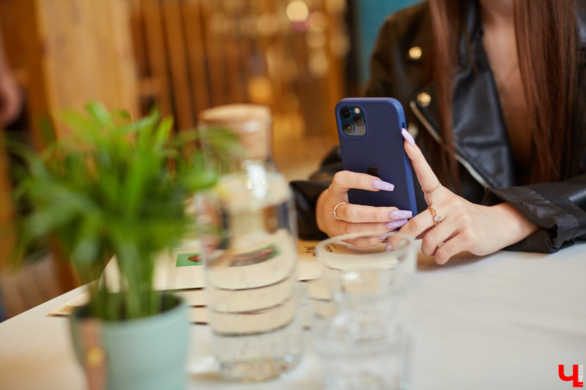 Погружение на глубину, самостоятельная сортировка приложений в папки и автоматическая коррекция фото: что еще умеет Apple iPhone 12 Pro? Своим мнением делится «яблочный» пользователь, блогер Соня Анисимова.