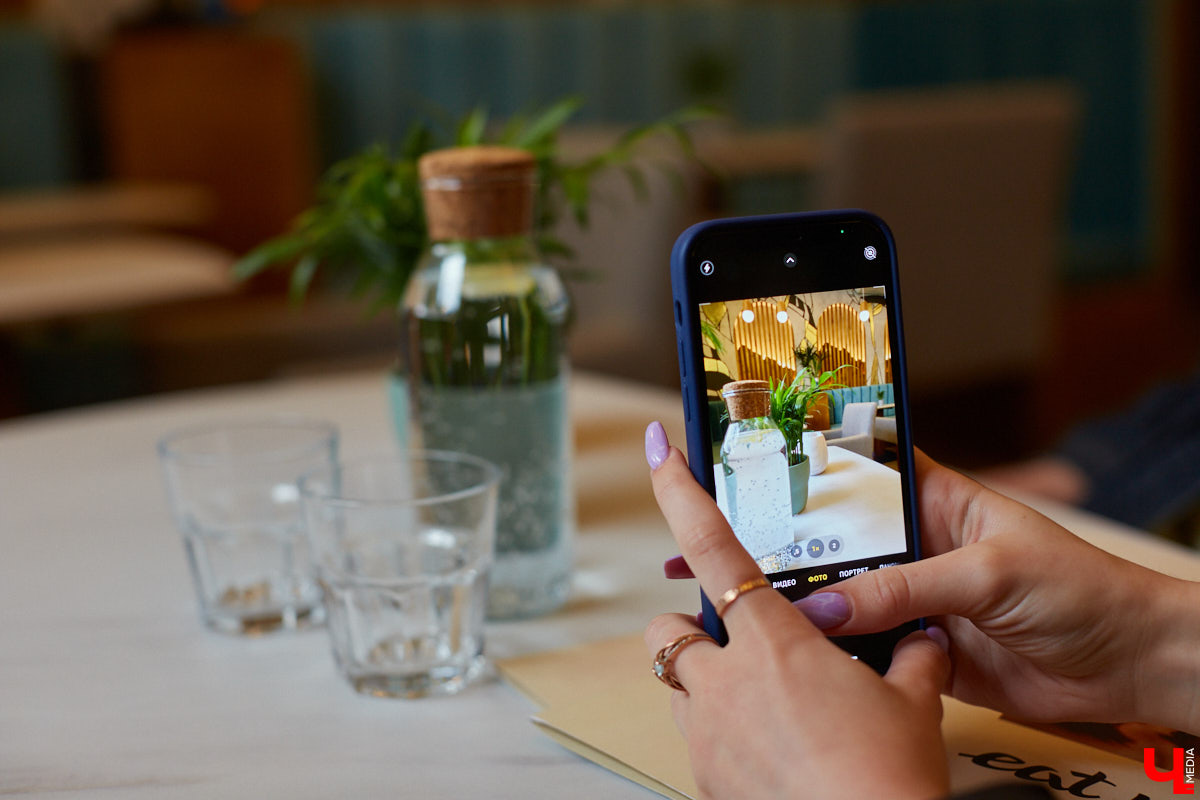 Погружение на глубину, самостоятельная сортировка приложений в папки и автоматическая коррекция фото: что еще умеет Apple iPhone 12 Pro? Своим мнением делится «яблочный» пользователь, блогер Соня Анисимова.