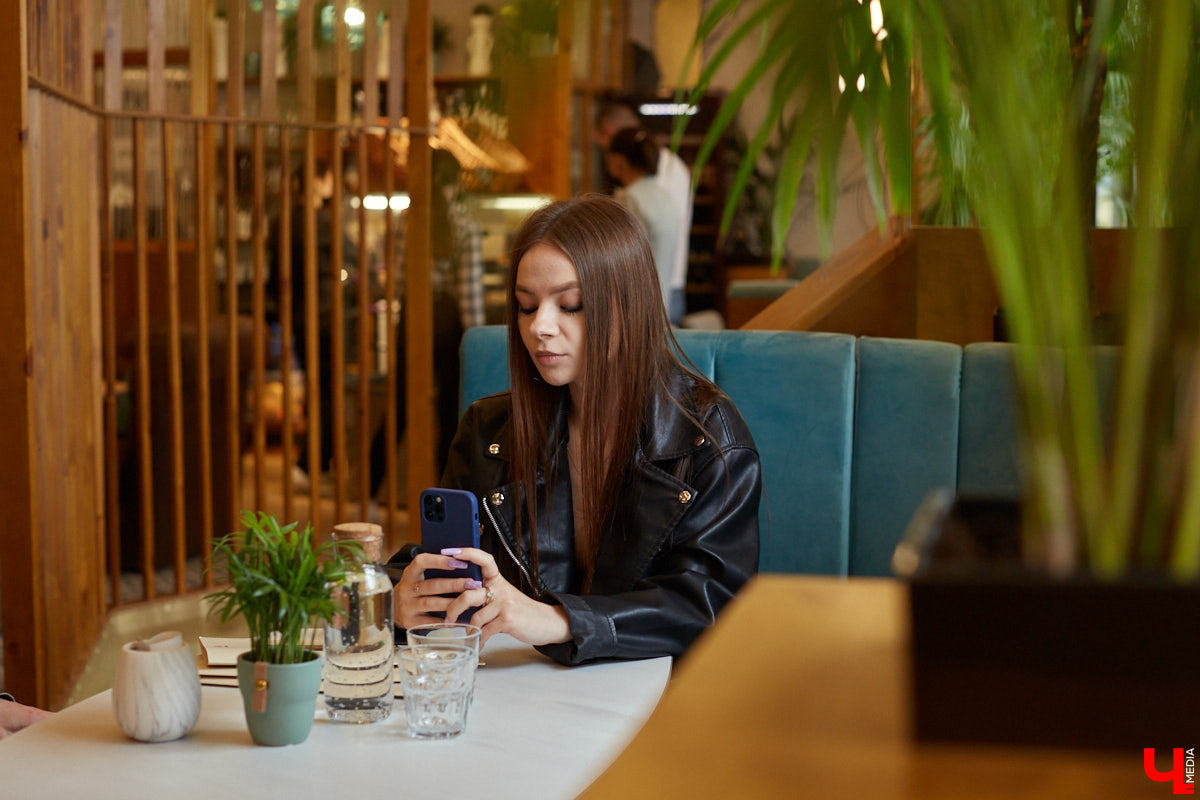 Погружение на глубину, самостоятельная сортировка приложений в папки и автоматическая коррекция фото: что еще умеет Apple iPhone 12 Pro? Своим мнением делится «яблочный» пользователь, блогер Соня Анисимова.