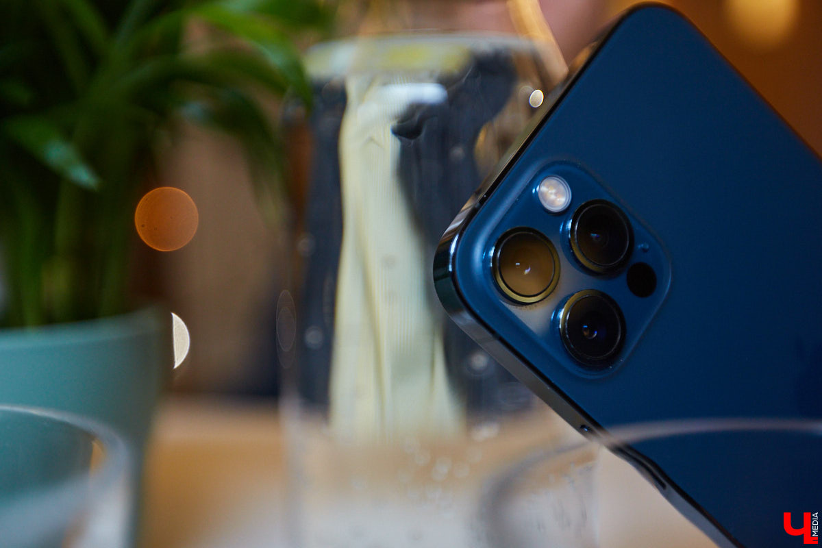 Погружение на глубину, самостоятельная сортировка приложений в папки и автоматическая коррекция фото: что еще умеет Apple iPhone 12 Pro? Своим мнением делится «яблочный» пользователь, блогер Соня Анисимова.