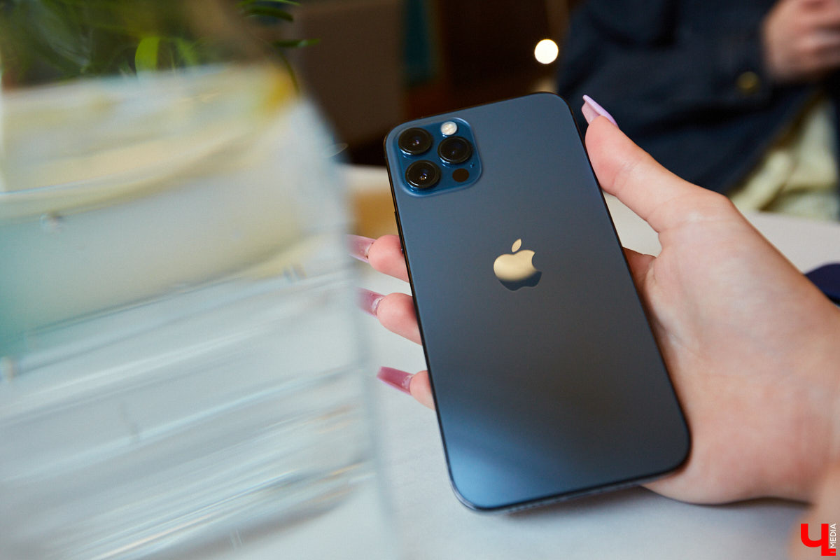 Погружение на глубину, самостоятельная сортировка приложений в папки и автоматическая коррекция фото: что еще умеет Apple iPhone 12 Pro? Своим мнением делится «яблочный» пользователь, блогер Соня Анисимова.