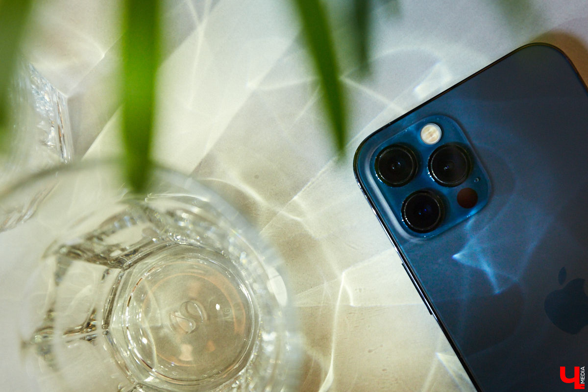 Погружение на глубину, самостоятельная сортировка приложений в папки и автоматическая коррекция фото: что еще умеет Apple iPhone 12 Pro? Своим мнением делится «яблочный» пользователь, блогер Соня Анисимова.