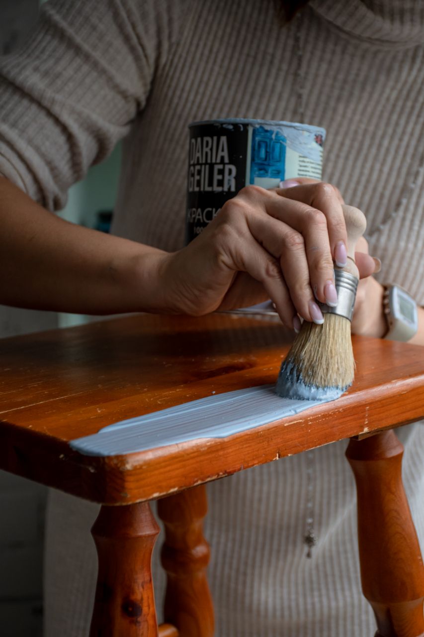 Устав от однотипных диванов и шкафов, люди все чаще хотят обставить дом необычными вещами, которые подчеркнут их собственный стиль и придадут «изюминку» жилищу. Думаете, на это нужны баснословные деньги? А вот и нет! Желание, две руки и краски — и эксклюзивная мебель «в кармане». Герои нашей статьи это подтверждают!