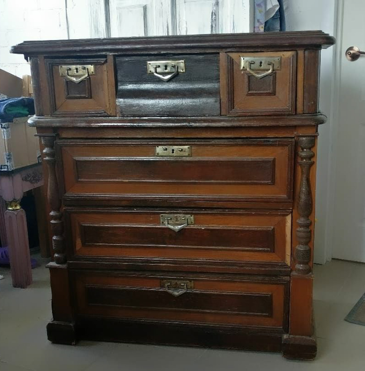 Устав от однотипных диванов и шкафов, люди все чаще хотят обставить дом необычными вещами, которые подчеркнут их собственный стиль и придадут «изюминку» жилищу. Думаете, на это нужны баснословные деньги? А вот и нет! Желание, две руки и краски — и эксклюзивная мебель «в кармане». Герои нашей статьи это подтверждают!