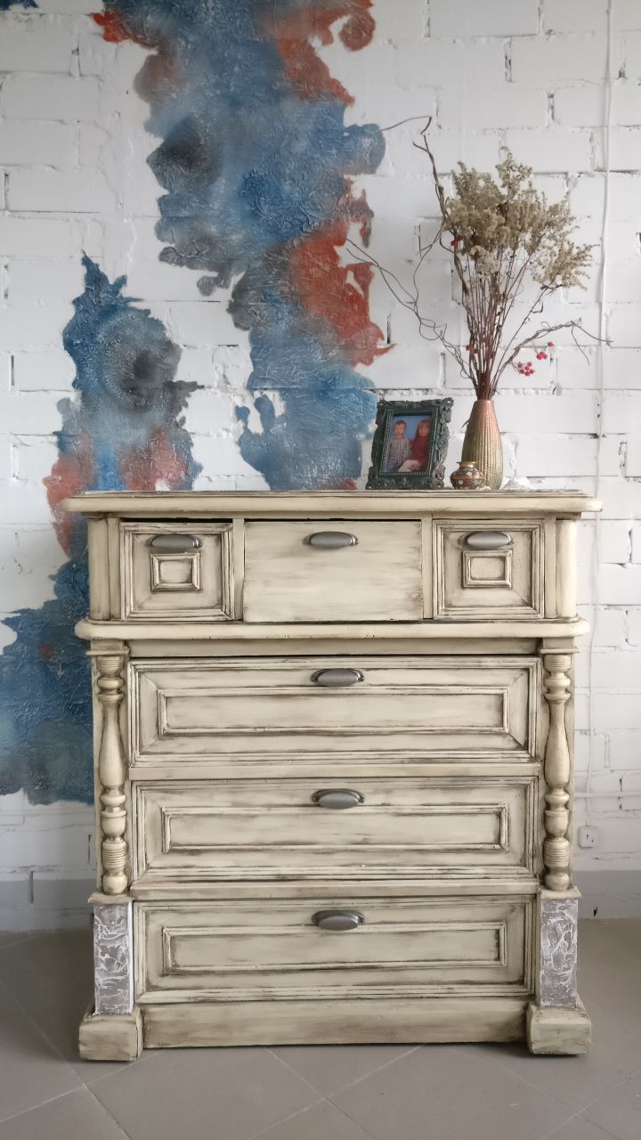 Устав от однотипных диванов и шкафов, люди все чаще хотят обставить дом необычными вещами, которые подчеркнут их собственный стиль и придадут «изюминку» жилищу. Думаете, на это нужны баснословные деньги? А вот и нет! Желание, две руки и краски — и эксклюзивная мебель «в кармане». Герои нашей статьи это подтверждают!