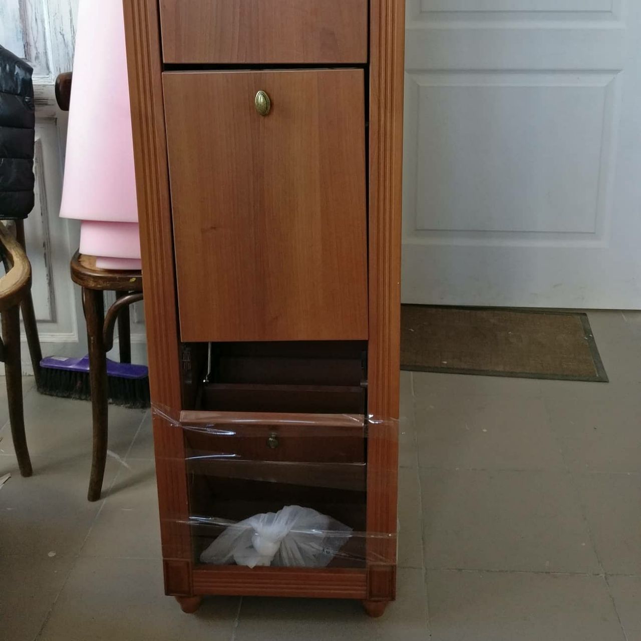 Устав от однотипных диванов и шкафов, люди все чаще хотят обставить дом необычными вещами, которые подчеркнут их собственный стиль и придадут «изюминку» жилищу. Думаете, на это нужны баснословные деньги? А вот и нет! Желание, две руки и краски — и эксклюзивная мебель «в кармане». Герои нашей статьи это подтверждают!