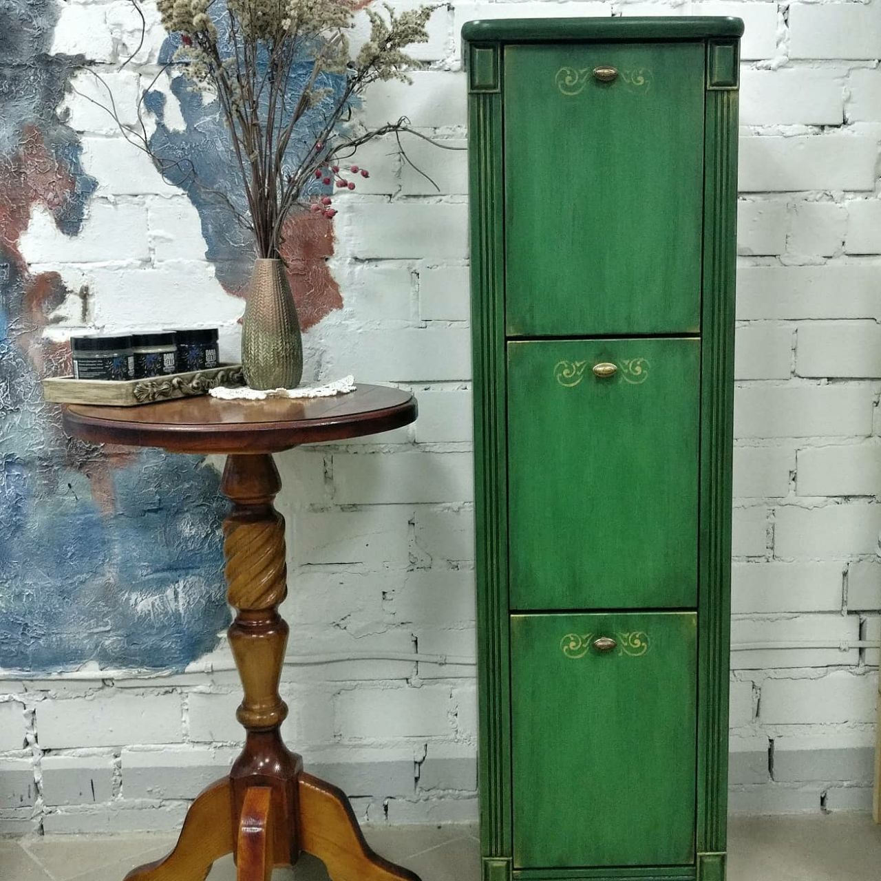 Устав от однотипных диванов и шкафов, люди все чаще хотят обставить дом необычными вещами, которые подчеркнут их собственный стиль и придадут «изюминку» жилищу. Думаете, на это нужны баснословные деньги? А вот и нет! Желание, две руки и краски — и эксклюзивная мебель «в кармане». Герои нашей статьи это подтверждают!