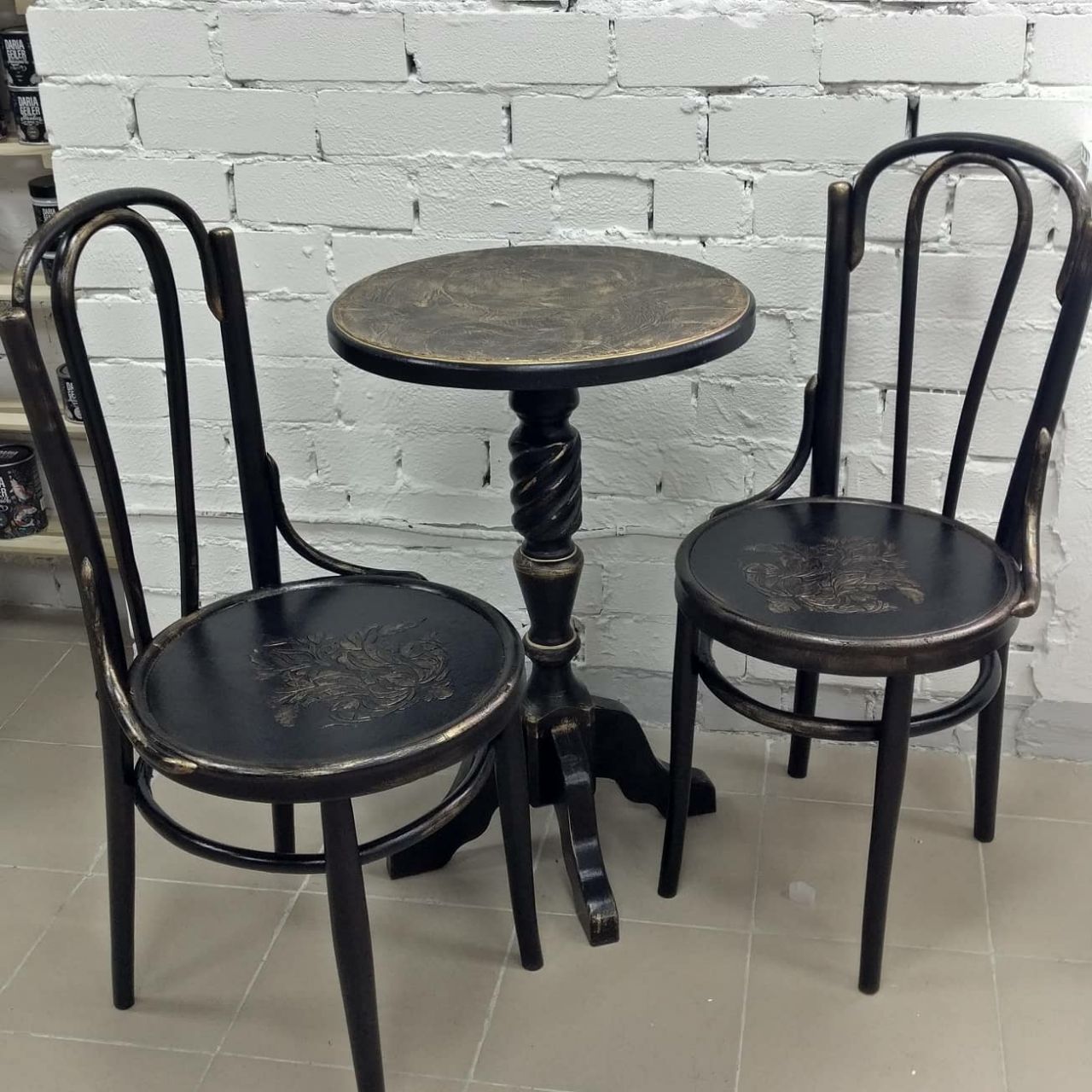 Устав от однотипных диванов и шкафов, люди все чаще хотят обставить дом необычными вещами, которые подчеркнут их собственный стиль и придадут «изюминку» жилищу. Думаете, на это нужны баснословные деньги? А вот и нет! Желание, две руки и краски — и эксклюзивная мебель «в кармане». Герои нашей статьи это подтверждают!